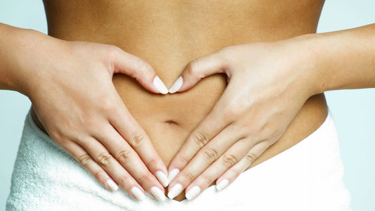 Ventre de femme avec les mains en forme de coeur devant